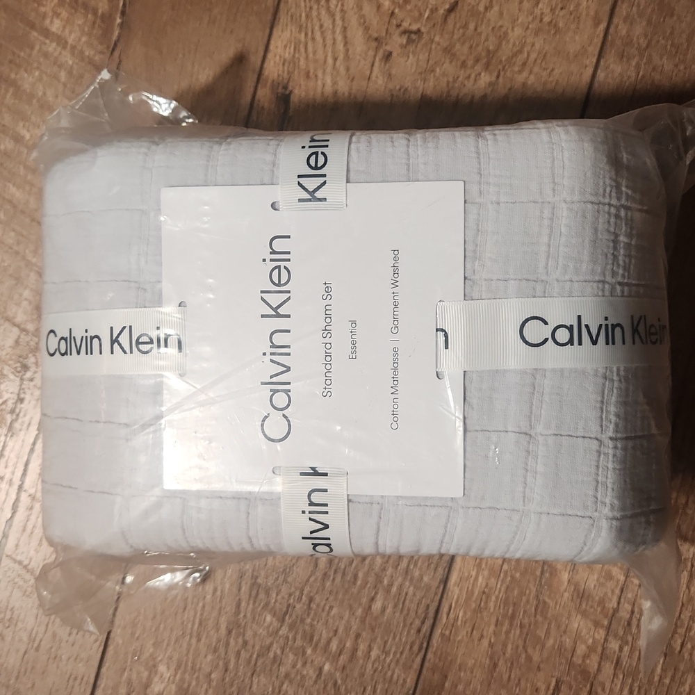 Calvin Klein Essential Garment Washed Standard Shams(2)